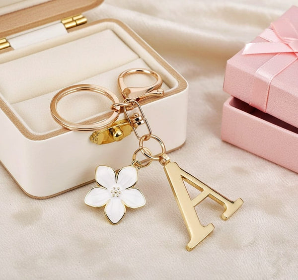 Portachiavi Iniziale con Fiore – Charm Lettera Oro e Bianco Smaltato