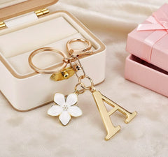 Portachiavi Iniziale con Fiore – Charm Lettera Oro e Bianco Smaltato