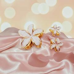 Pinza per Capelli Fiore Dorato con Smalto Perla – Hanami Secrets